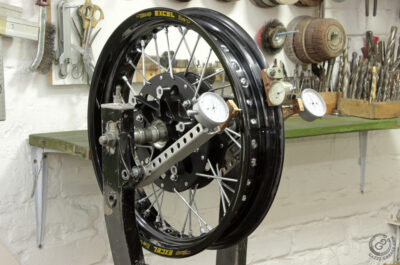 Spoked wheels truing stand