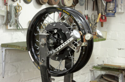 Spoked wheels truing stand