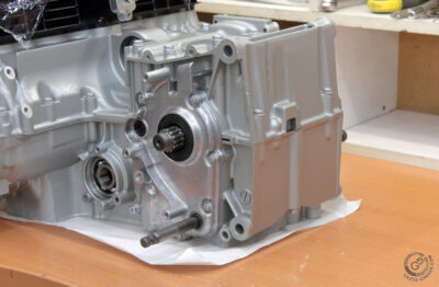 Kawasaki KZ650 transmission cover installation